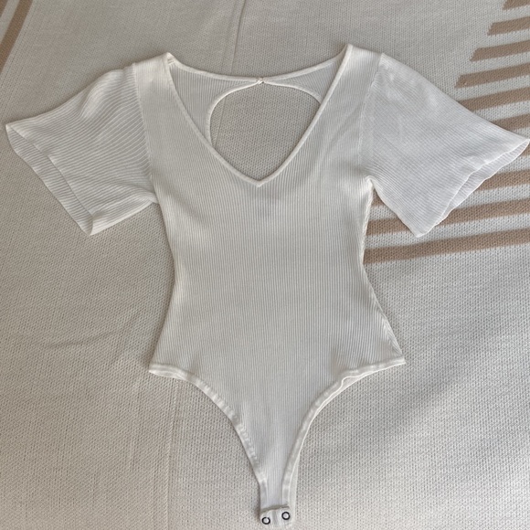 Beautiful white bodysuit by Amuse Society - Picture 4 of 8